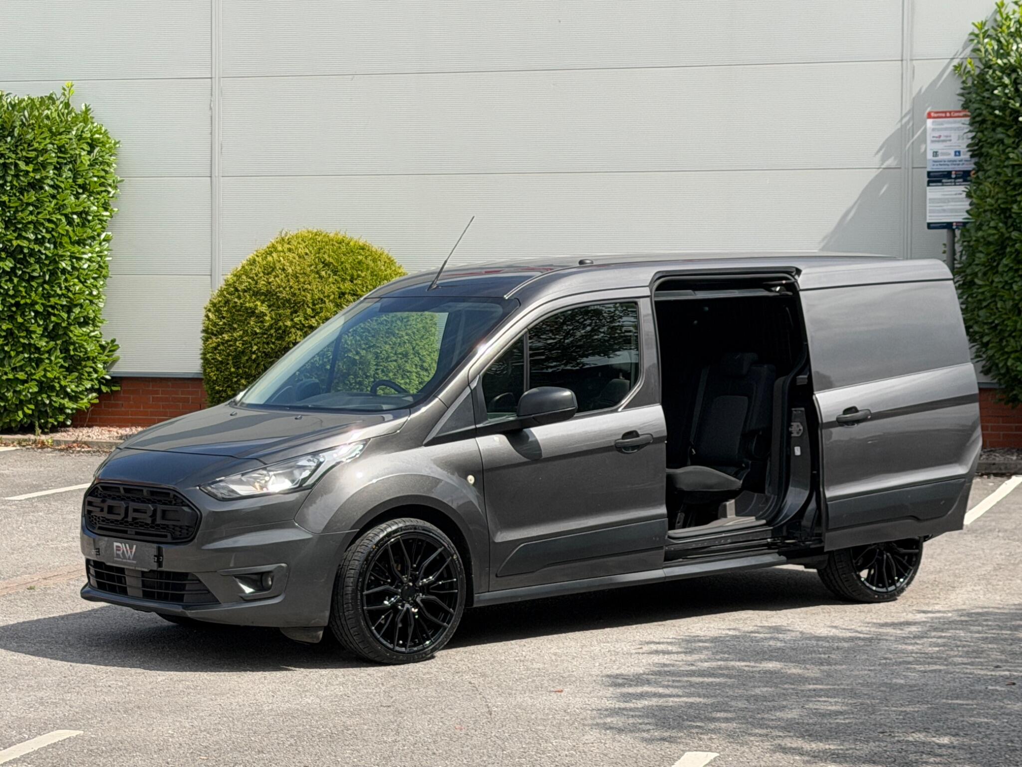 Ford Transit Connect view 19