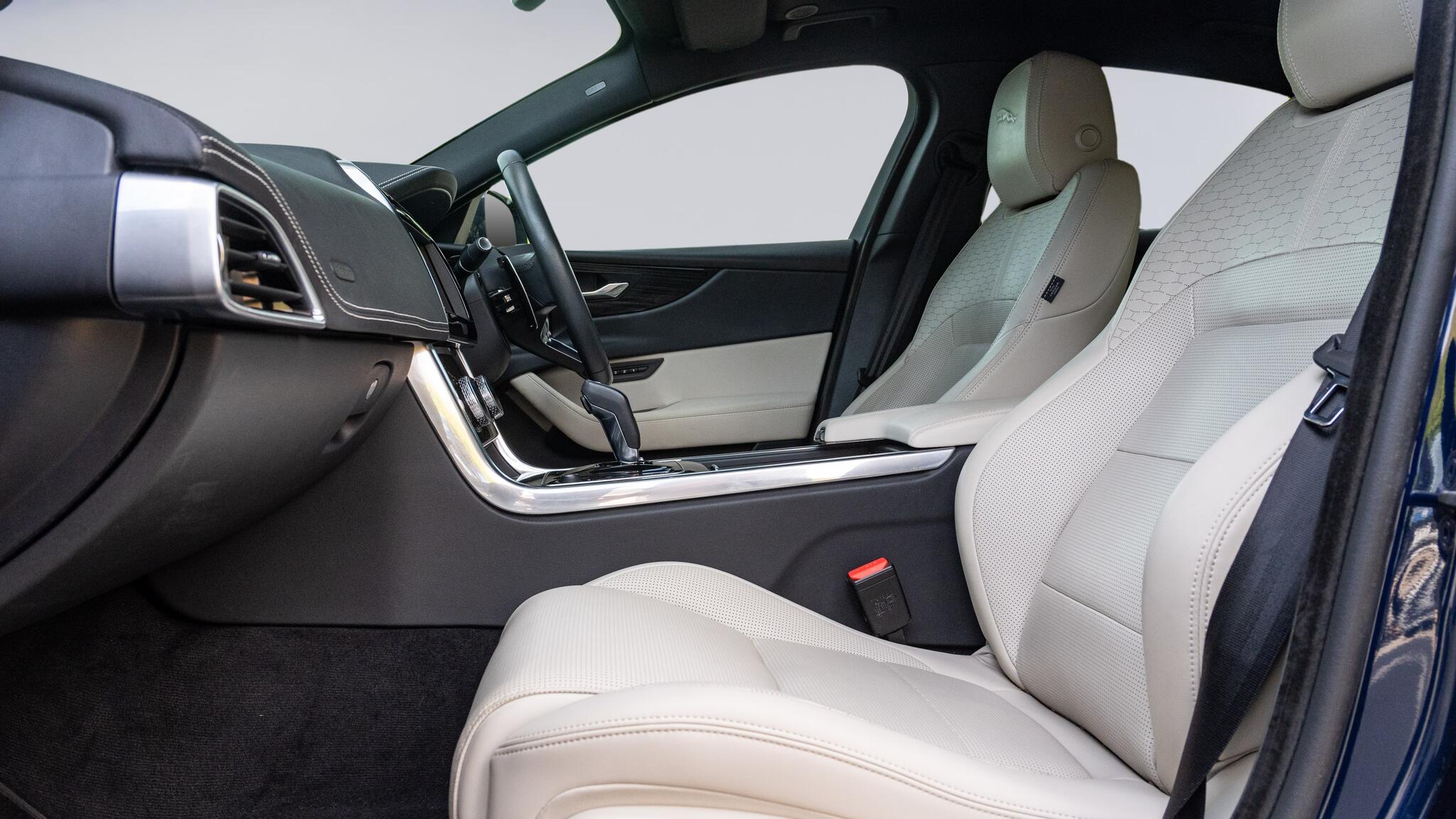 Jaguar Xe view 3