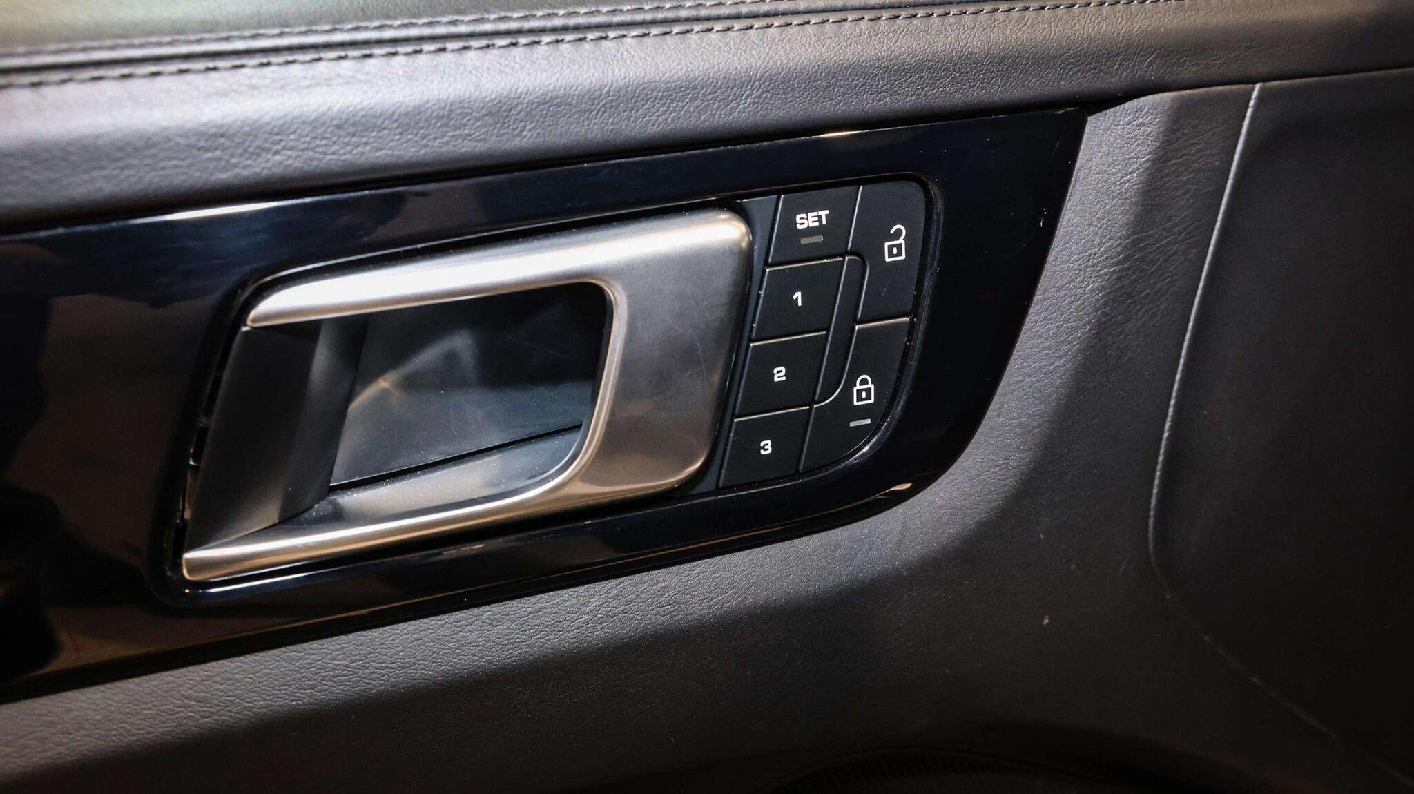 Porsche Cayenne view 23