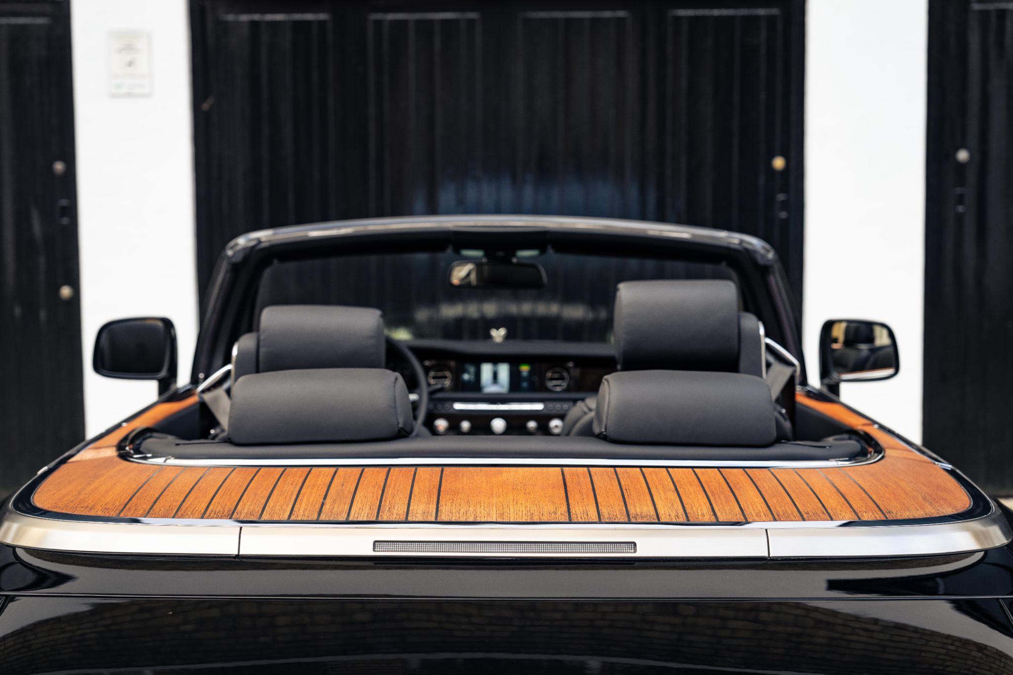 Rolls-Royce Phantom view 60