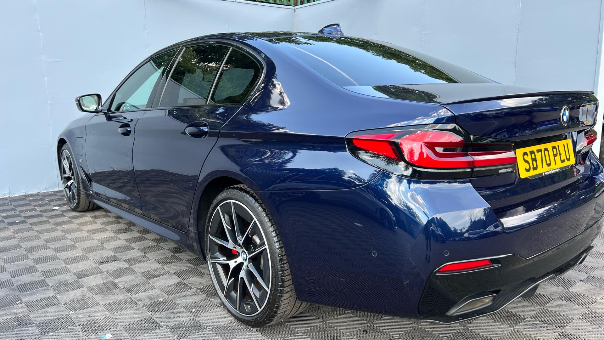 BMW 5 Series view 31