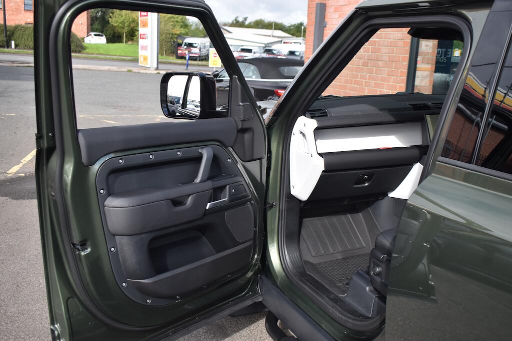 Land Rover Defender 110 view 43