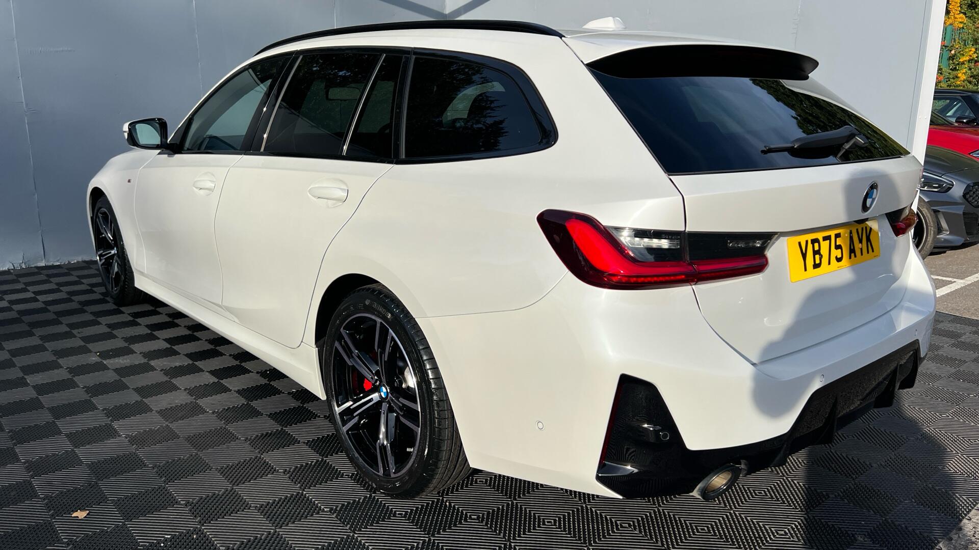 BMW 3 Series view 29