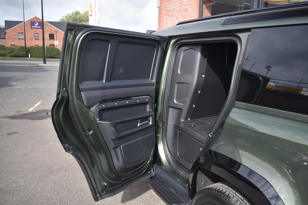 Land Rover Defender 110 view 47