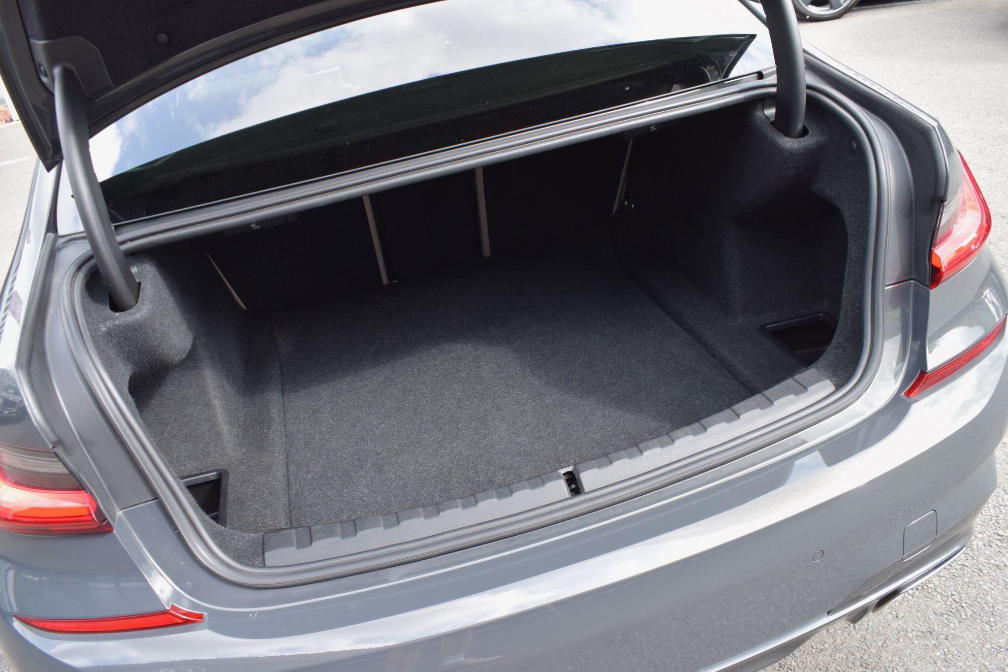 BMW 3 Series view 30