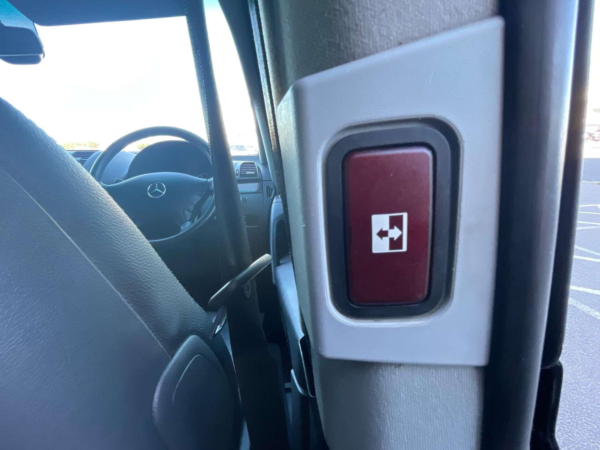 Mercedes-Benz Viano view 14