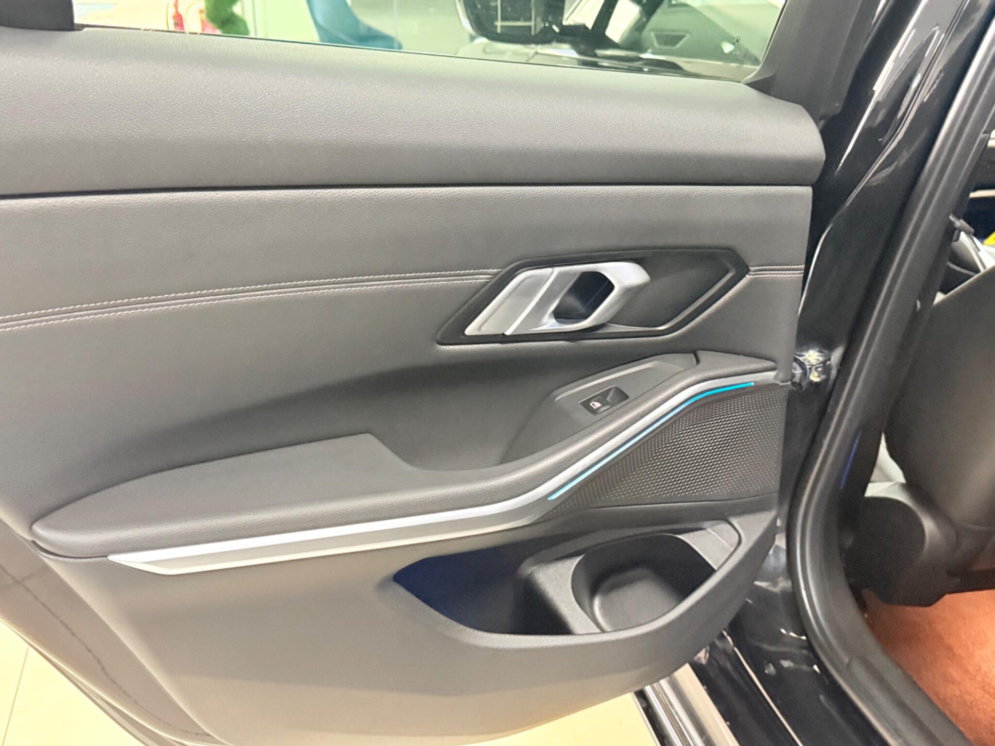 BMW 3 Series view 44