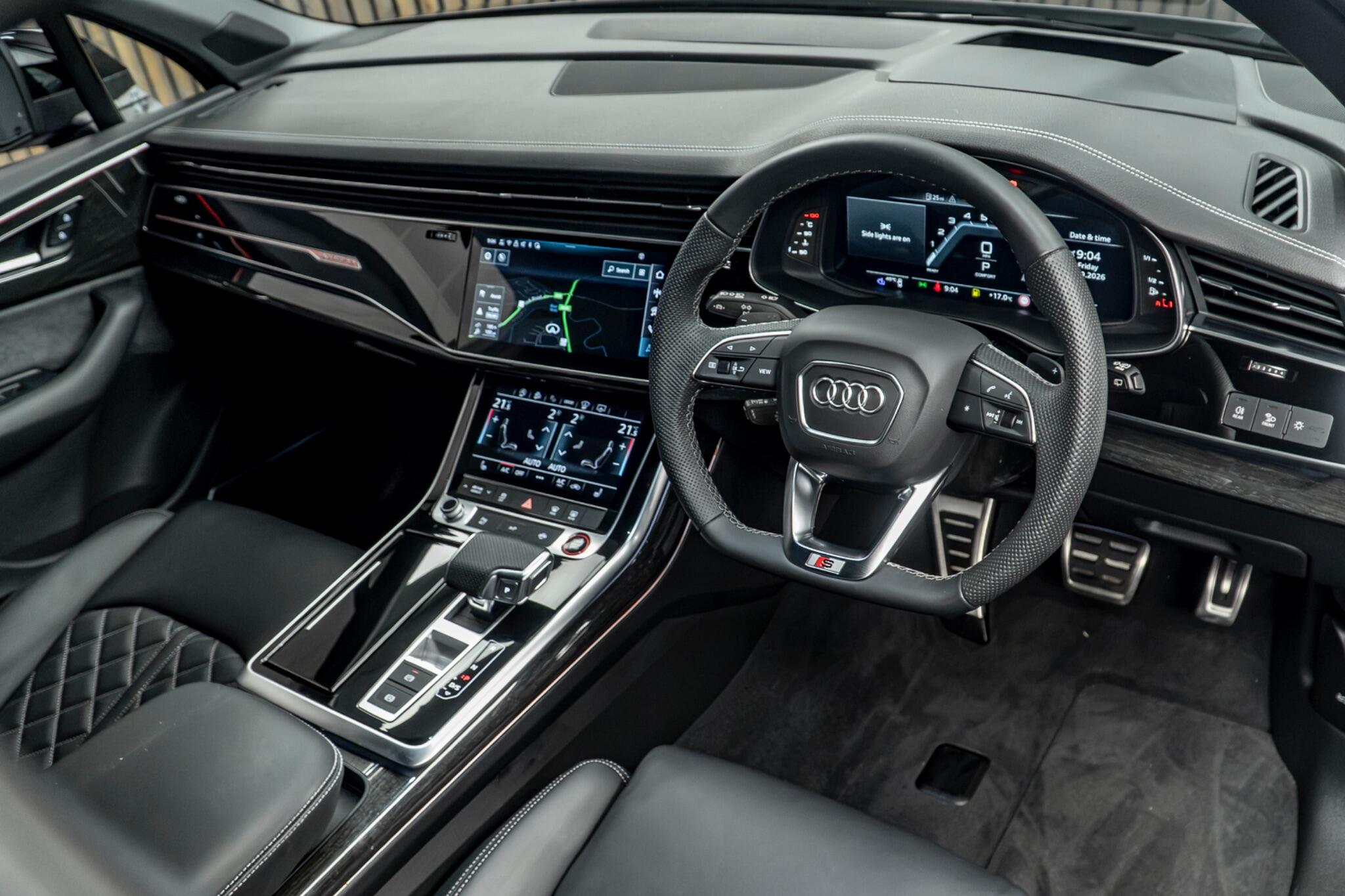 Audi SQ7 view 24