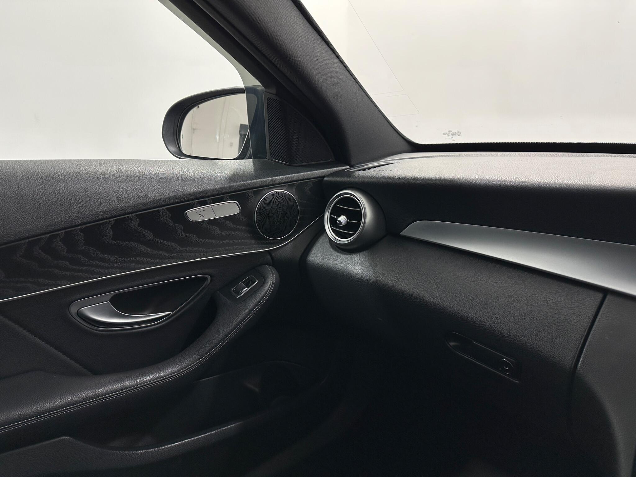 Mercedes-Benz C-Class view 29