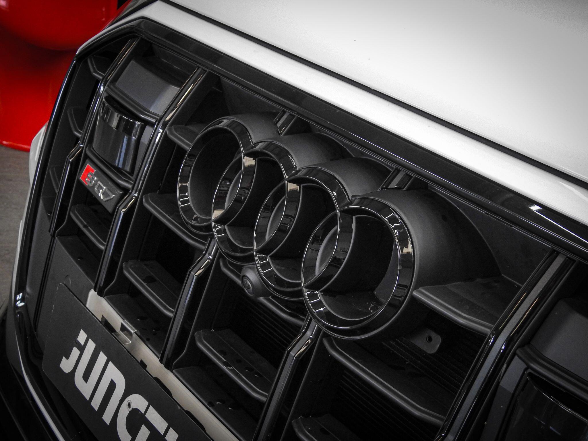 Audi SQ7 view 10