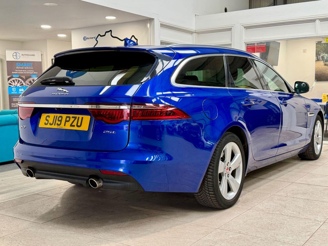 Jaguar XF view 17