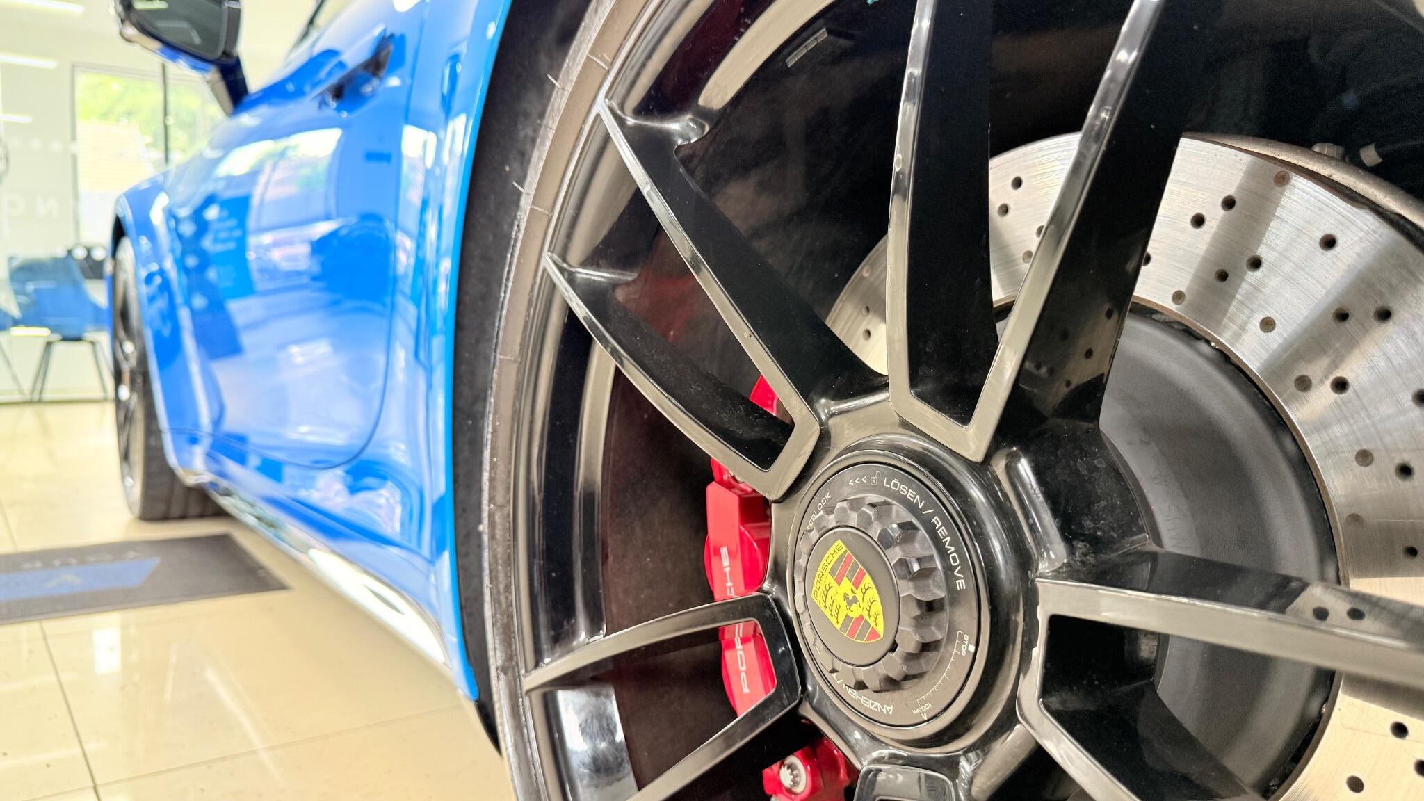 Porsche 911 view 78