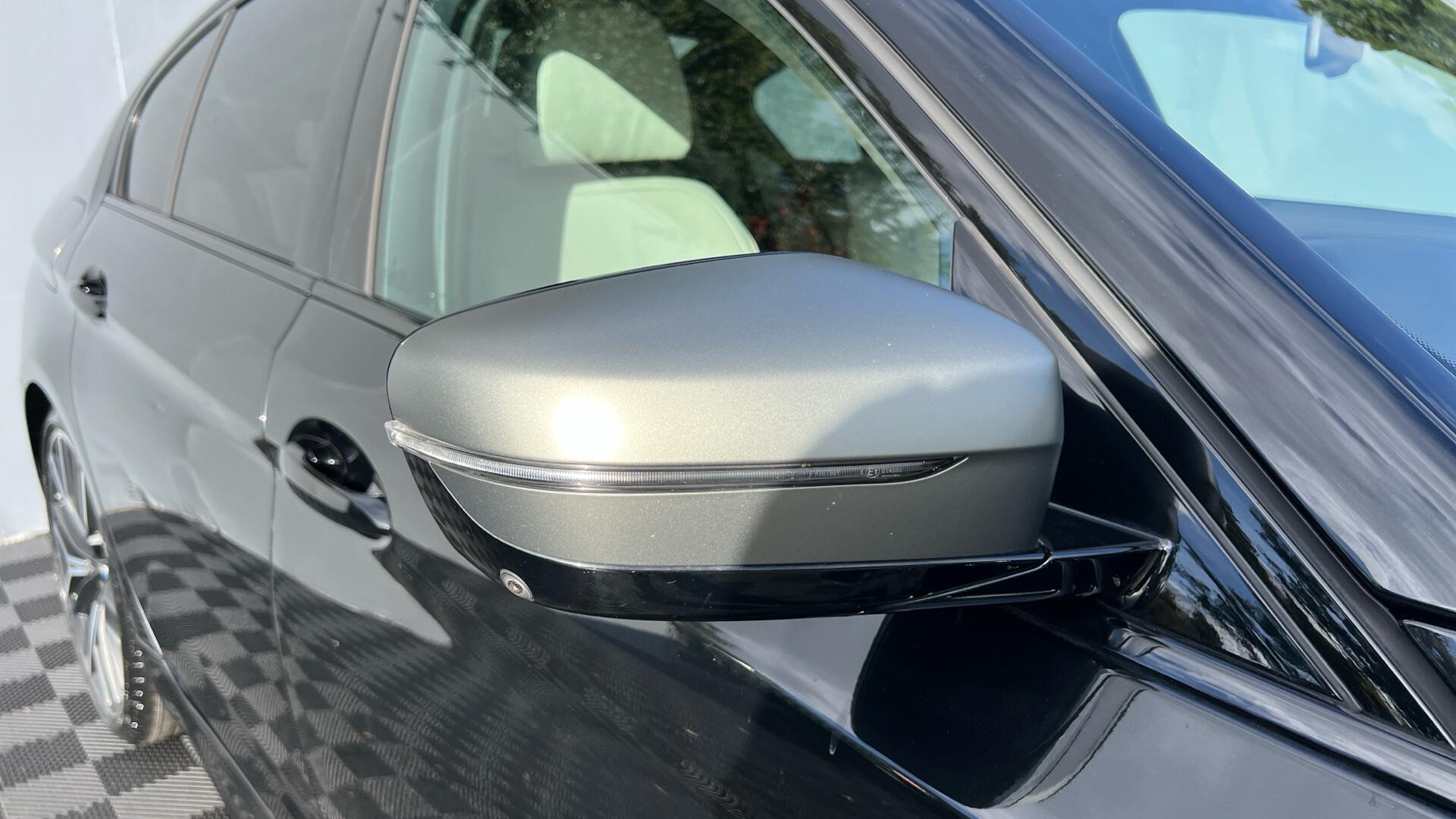 BMW 5 Series view 26