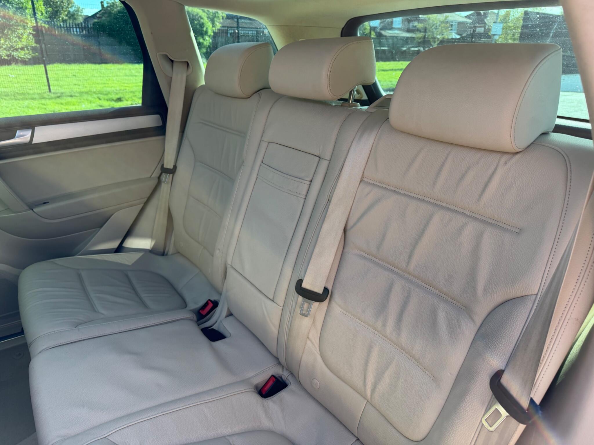 Volkswagen Touareg view 14