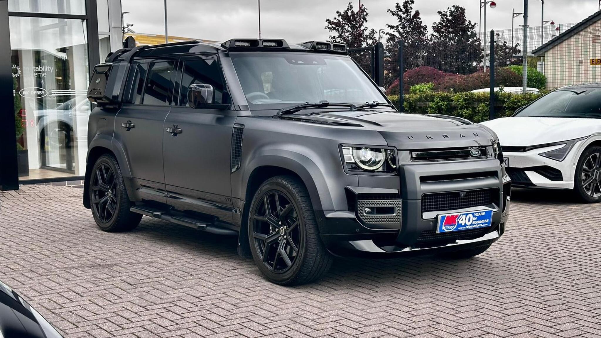 Land Rover Defender 110 view 13
