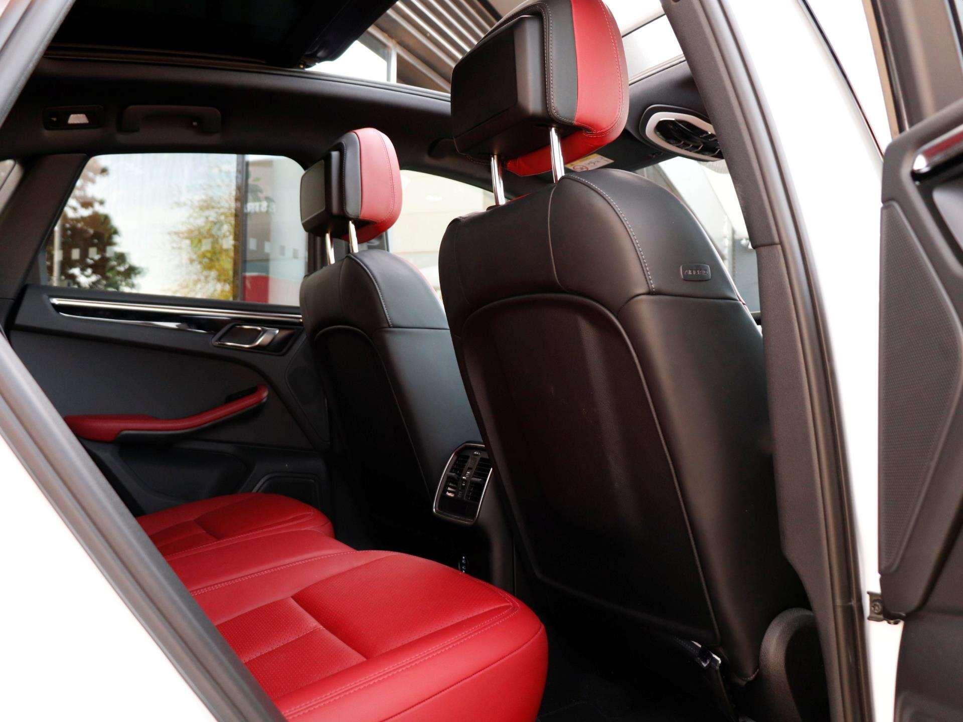 Porsche Macan view 24