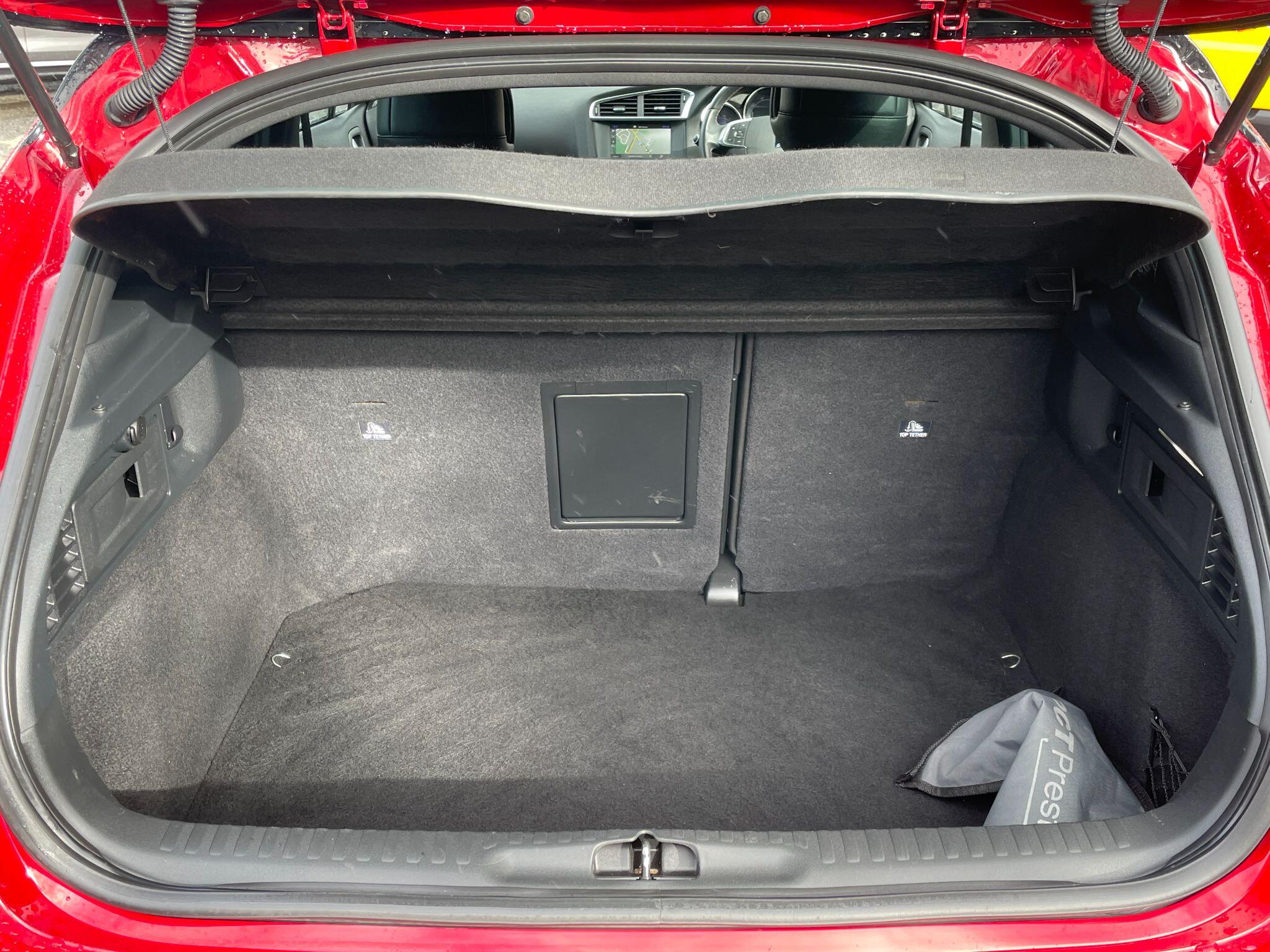 DS Automobiles DS 4 view 22