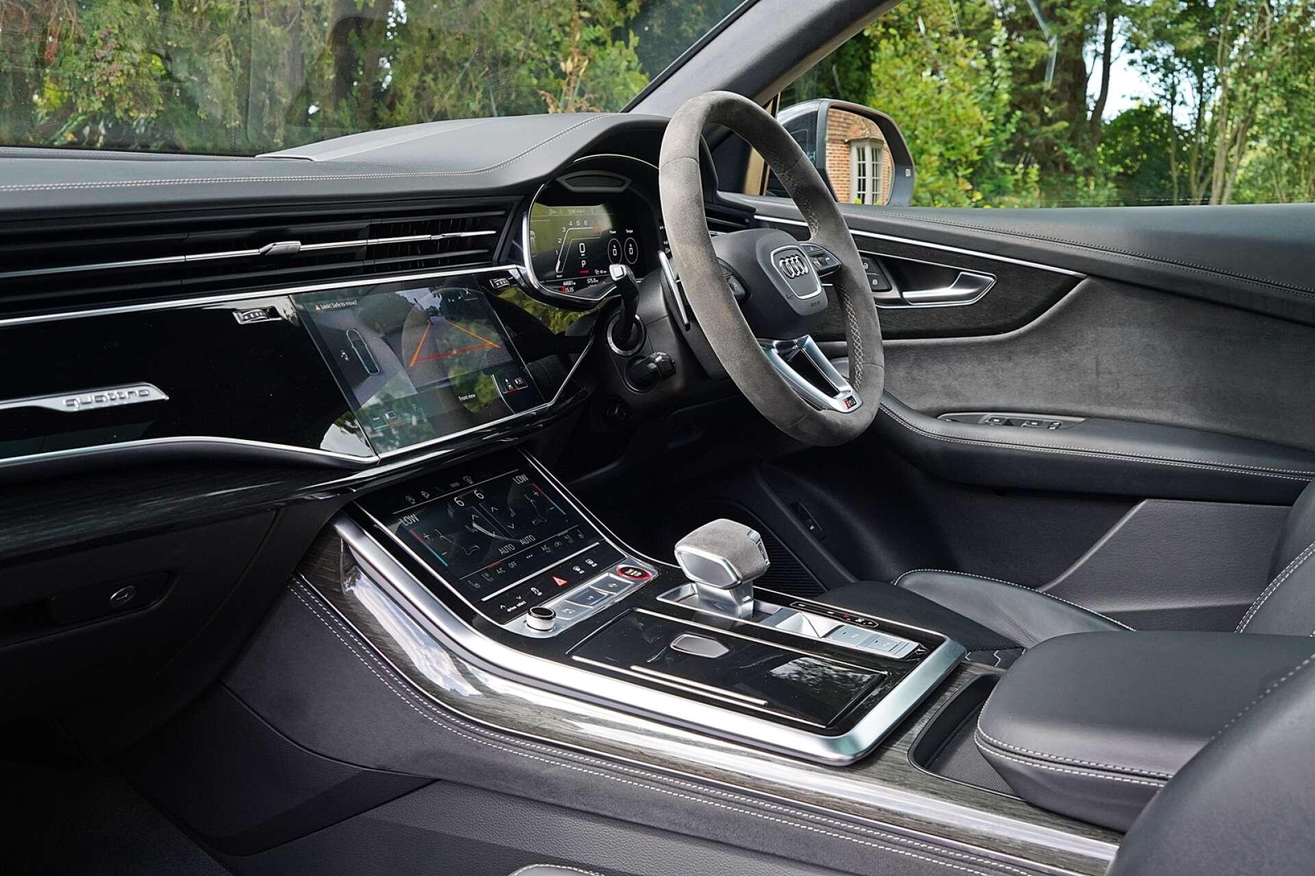Audi RS Q8 view 18