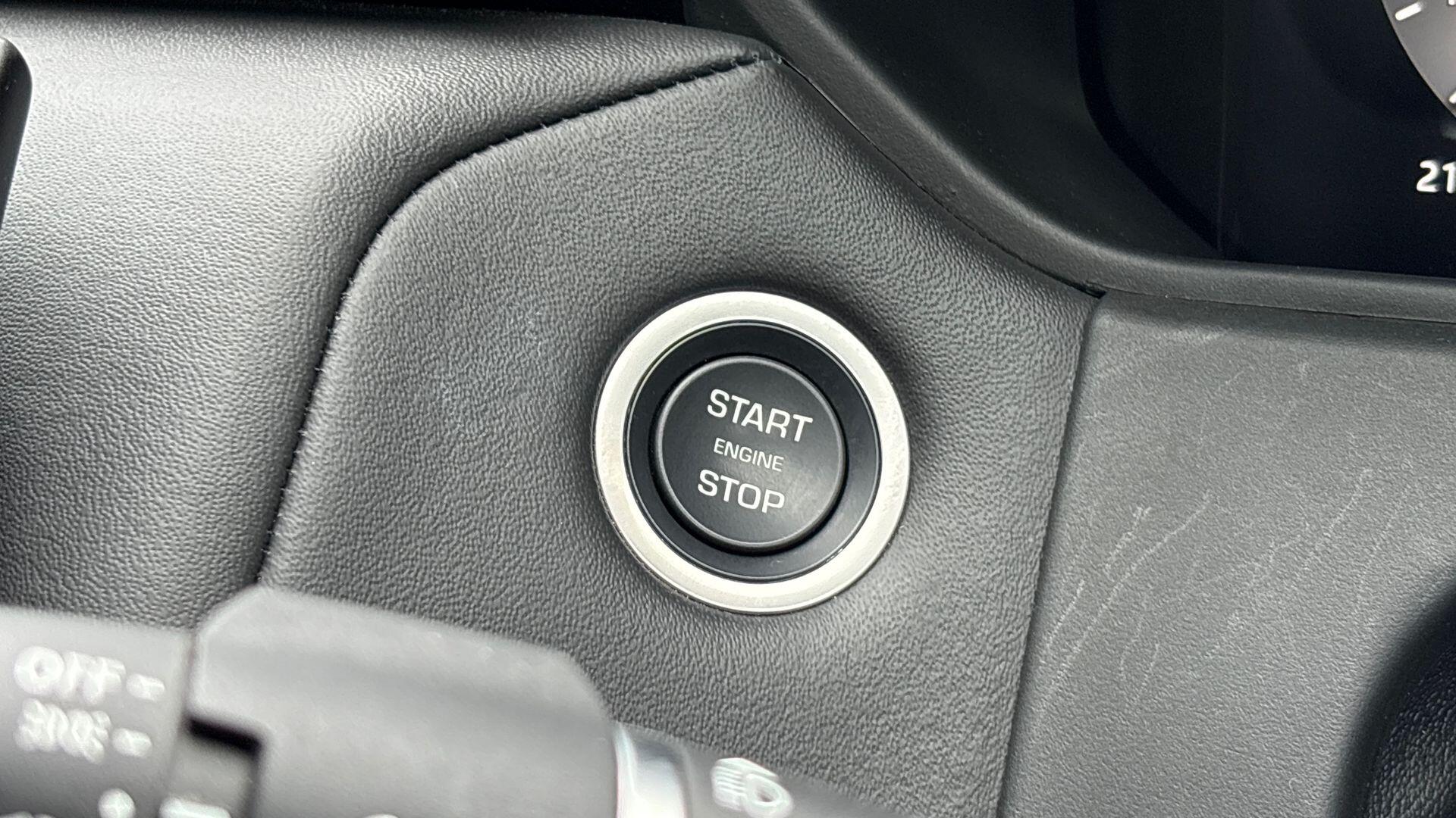 Land Rover Range Rover Velar view 34