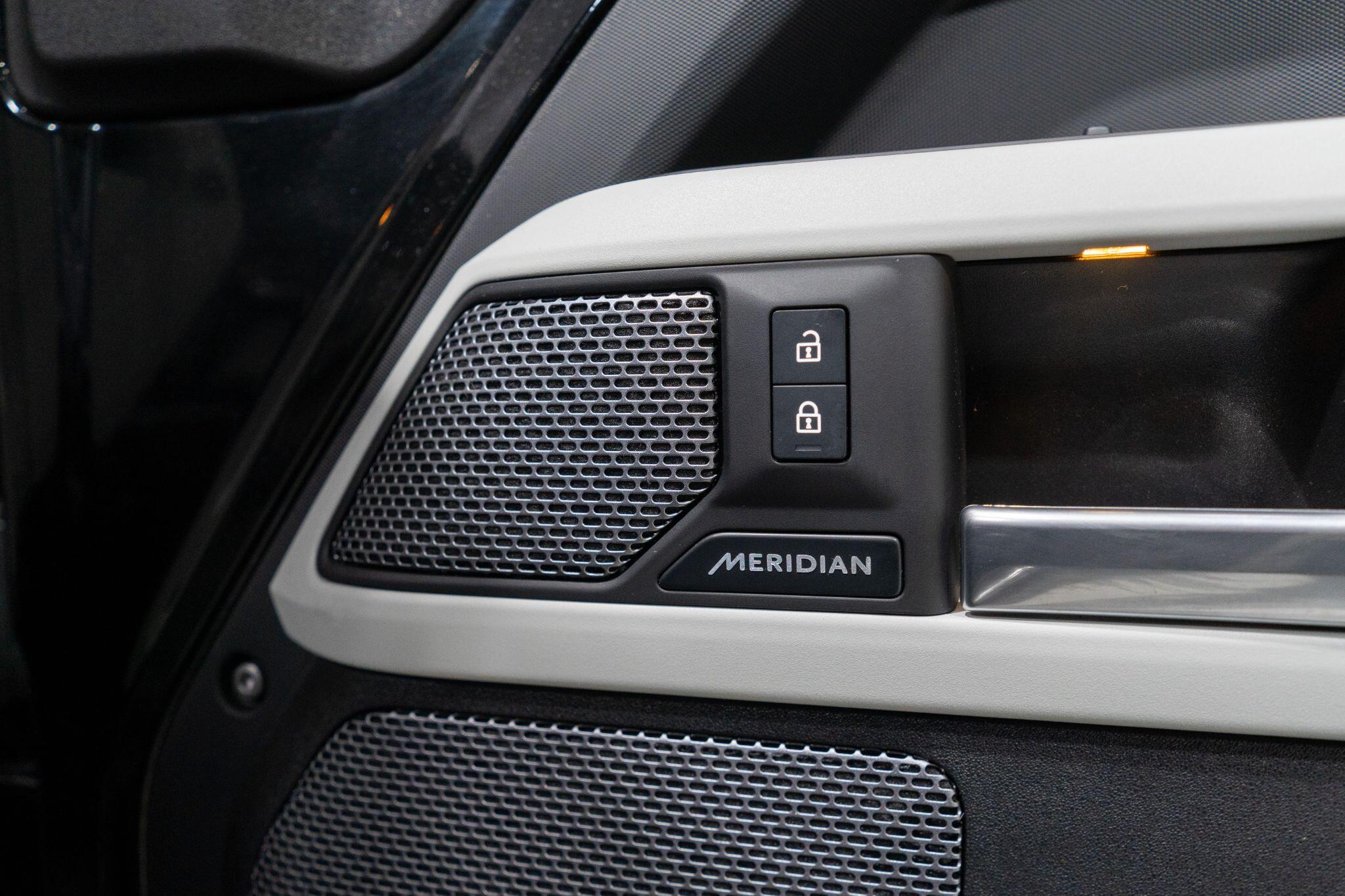 Land Rover Defender view 29