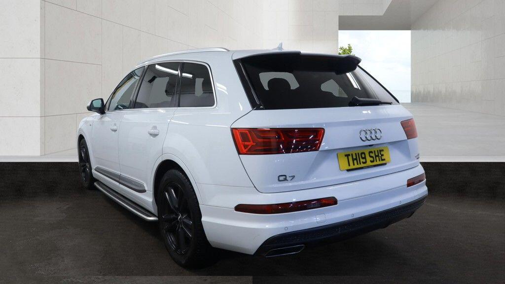 Audi Q7 view 6