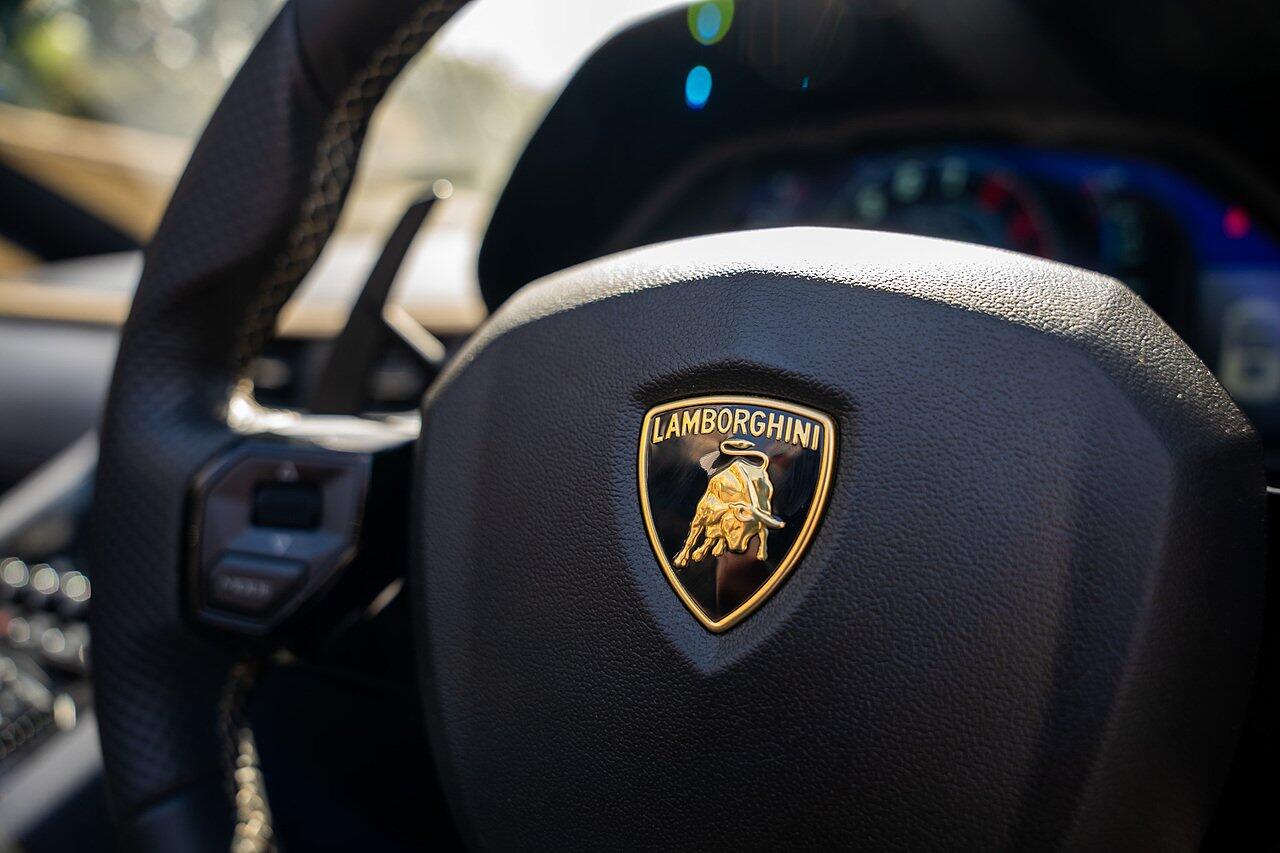 Lamborghini Aventador view 80