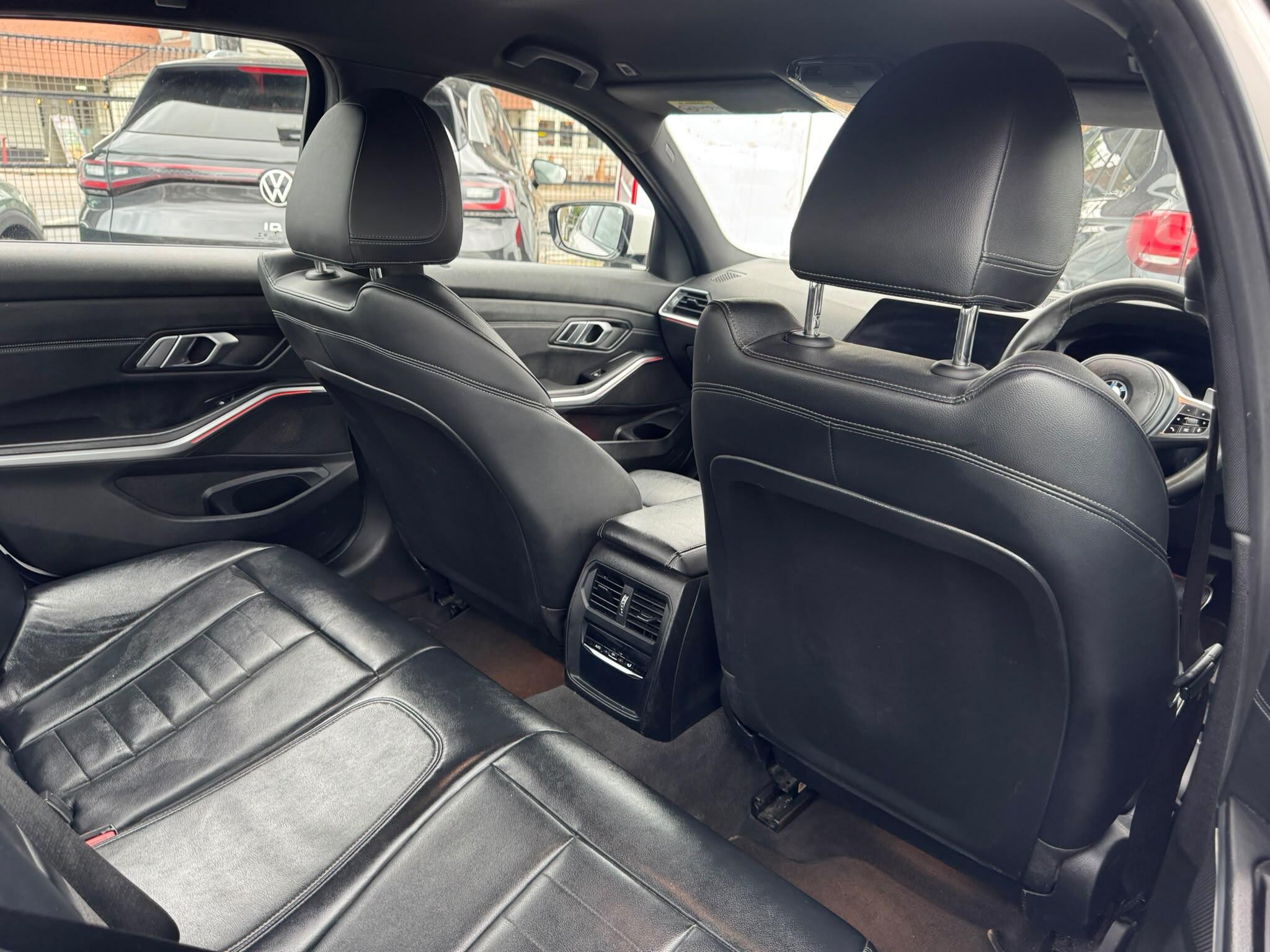 BMW 3 Series view 44