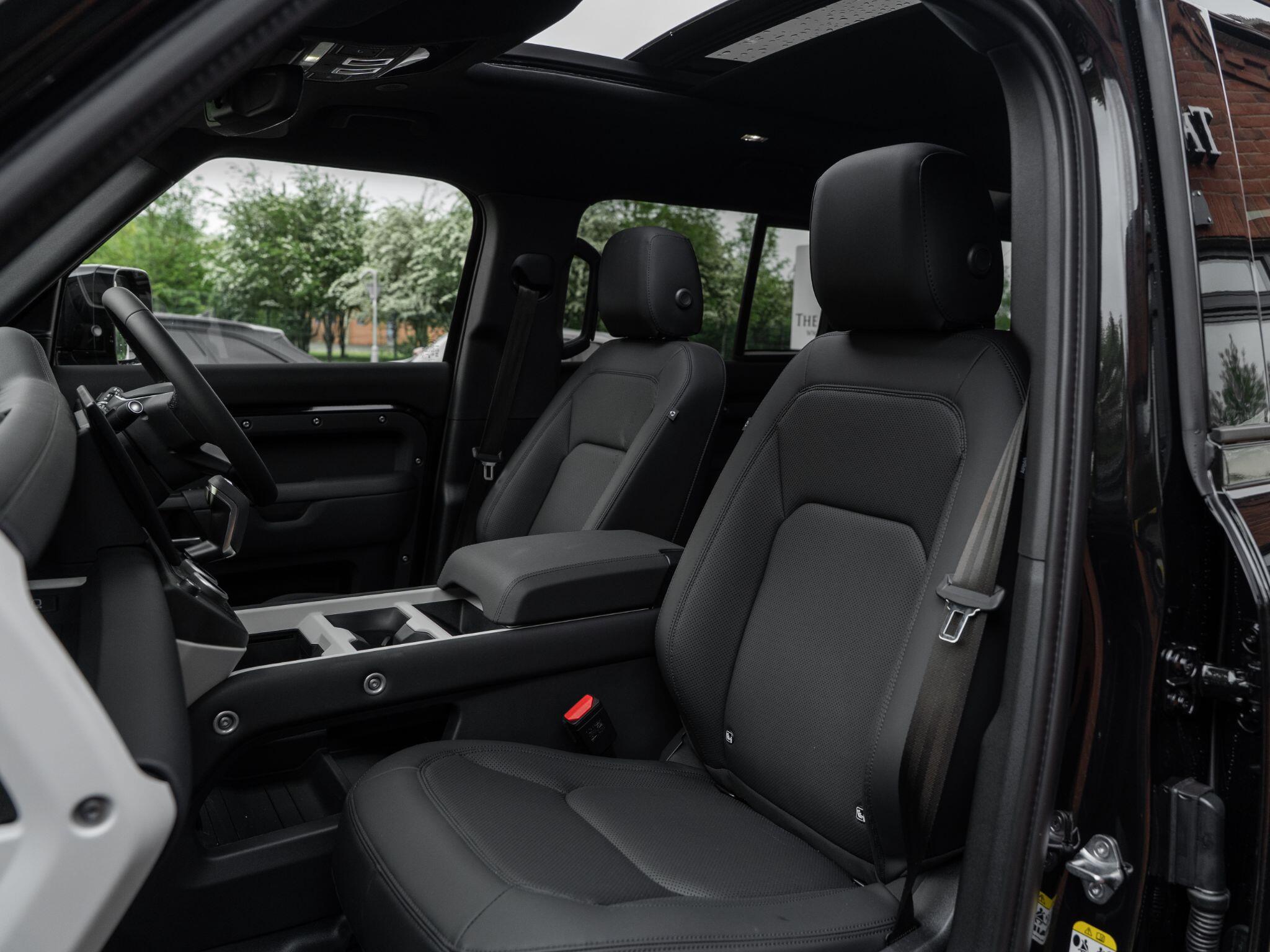 Land Rover Defender 110 view 43