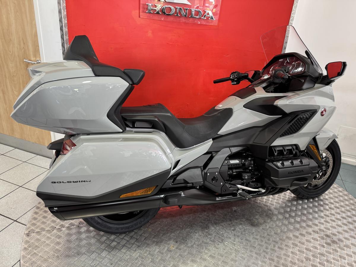 Honda GL1800 Gold Wing view 11