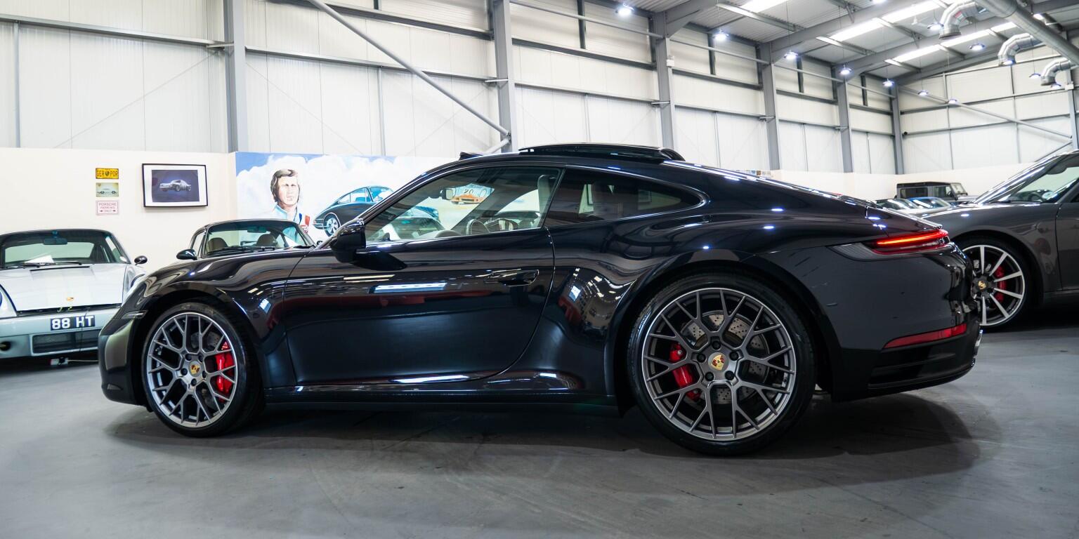 Porsche 911 view 7