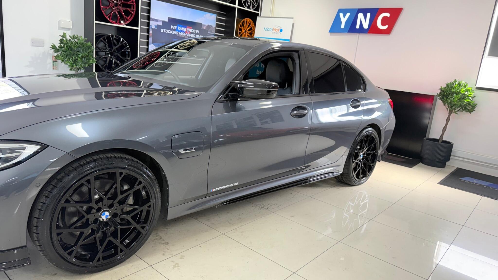 BMW 3 Series view 24