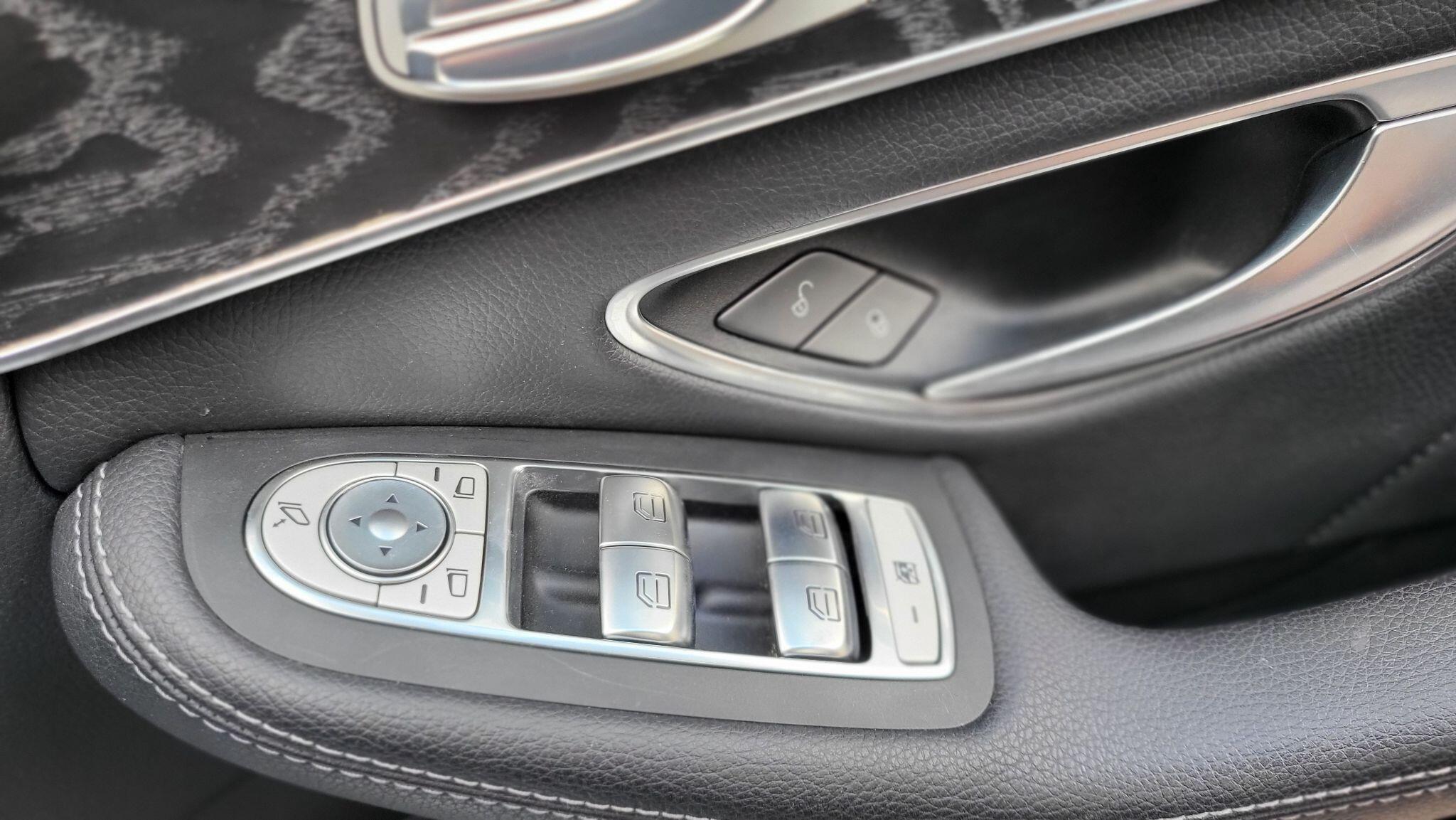 Mercedes-Benz C-Class view 33