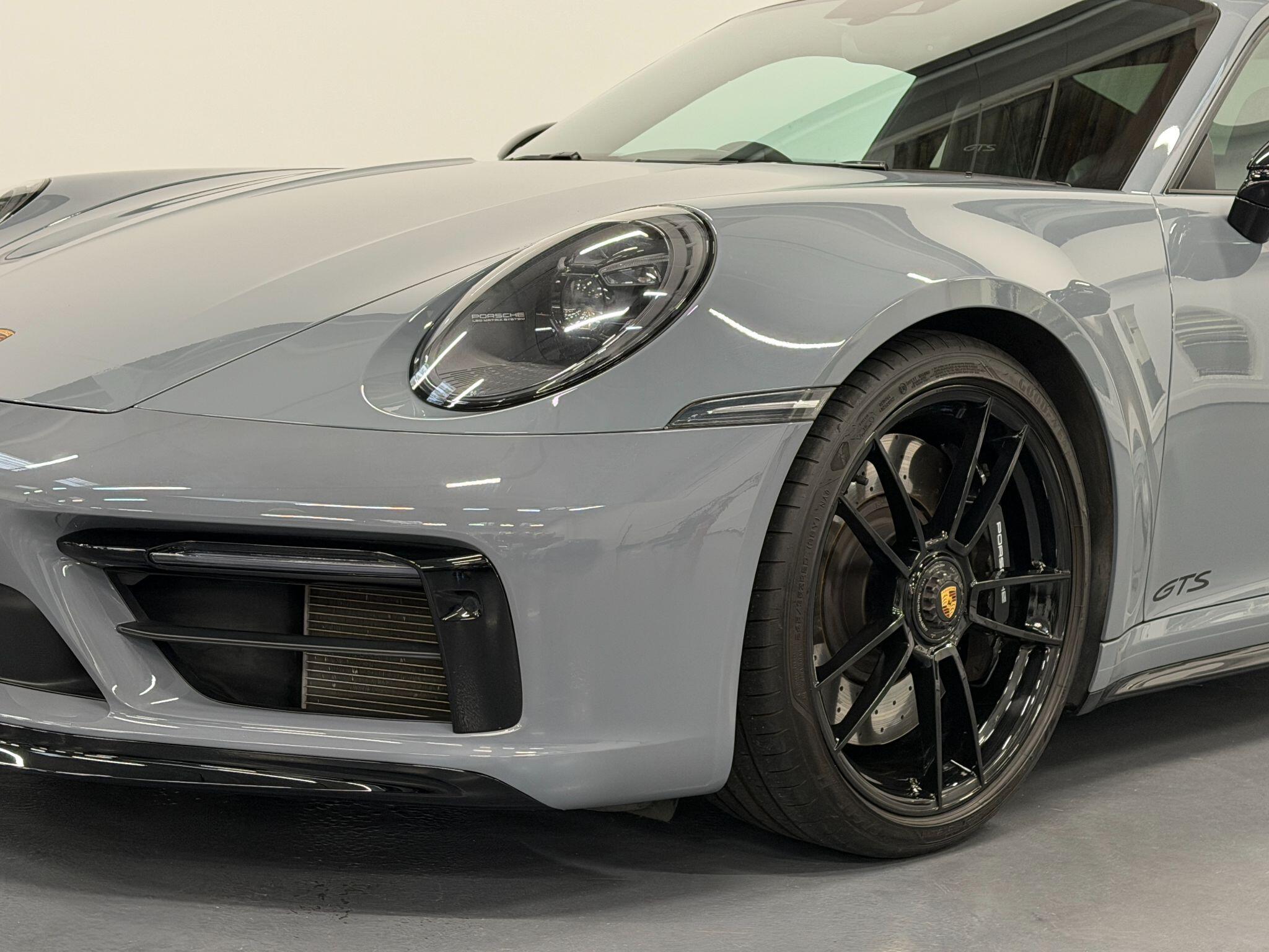 Porsche 911 view 8