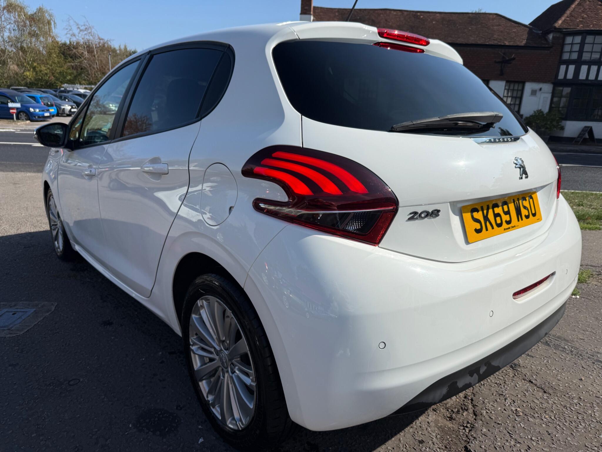 Peugeot 208 view 3