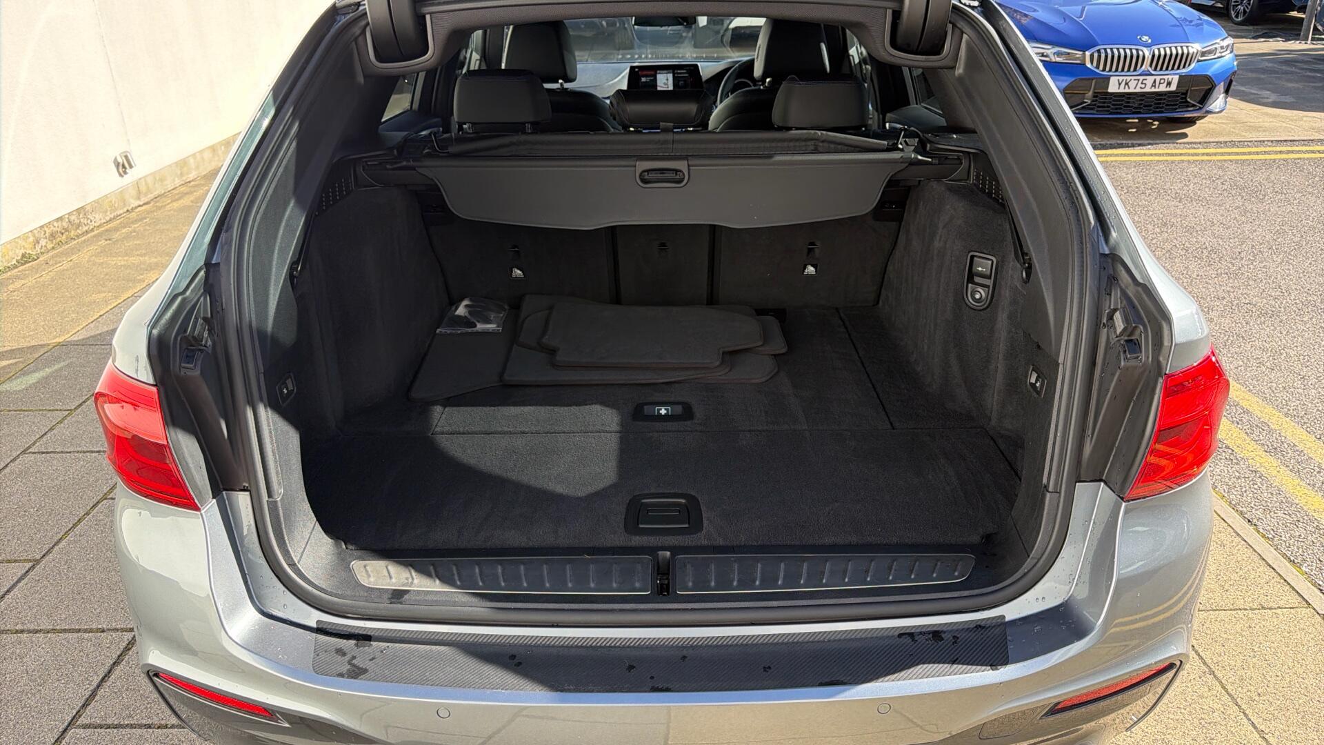 BMW 5 Series view 13