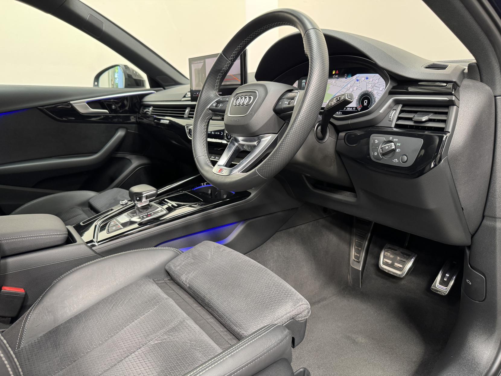 Audi A4 Avant view 15