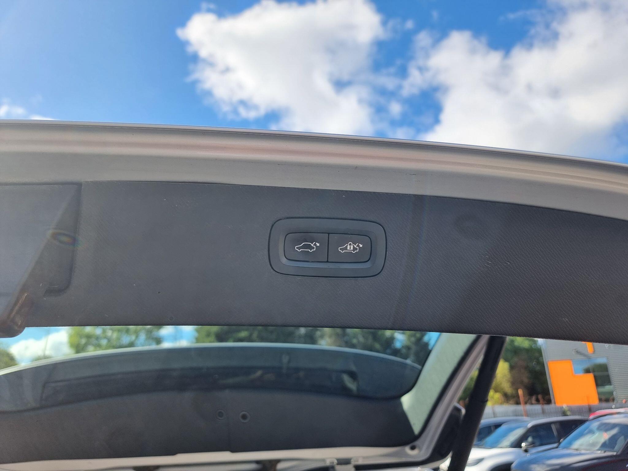 Volvo XC90 view 16