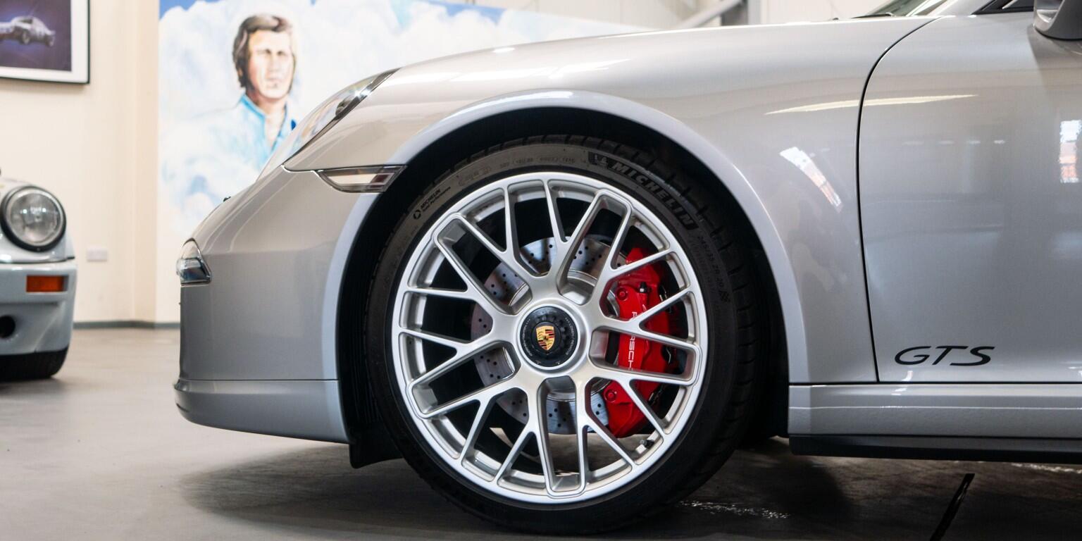 Porsche 911 view 9