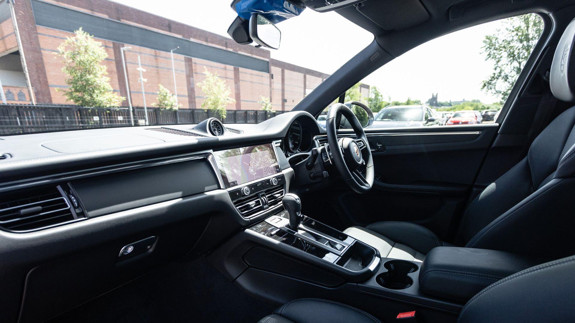 Porsche Macan view 12