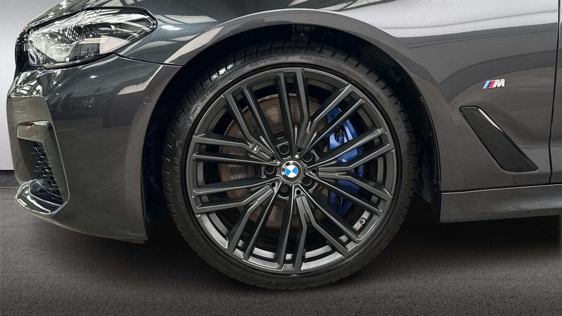 BMW 5 Series view 14