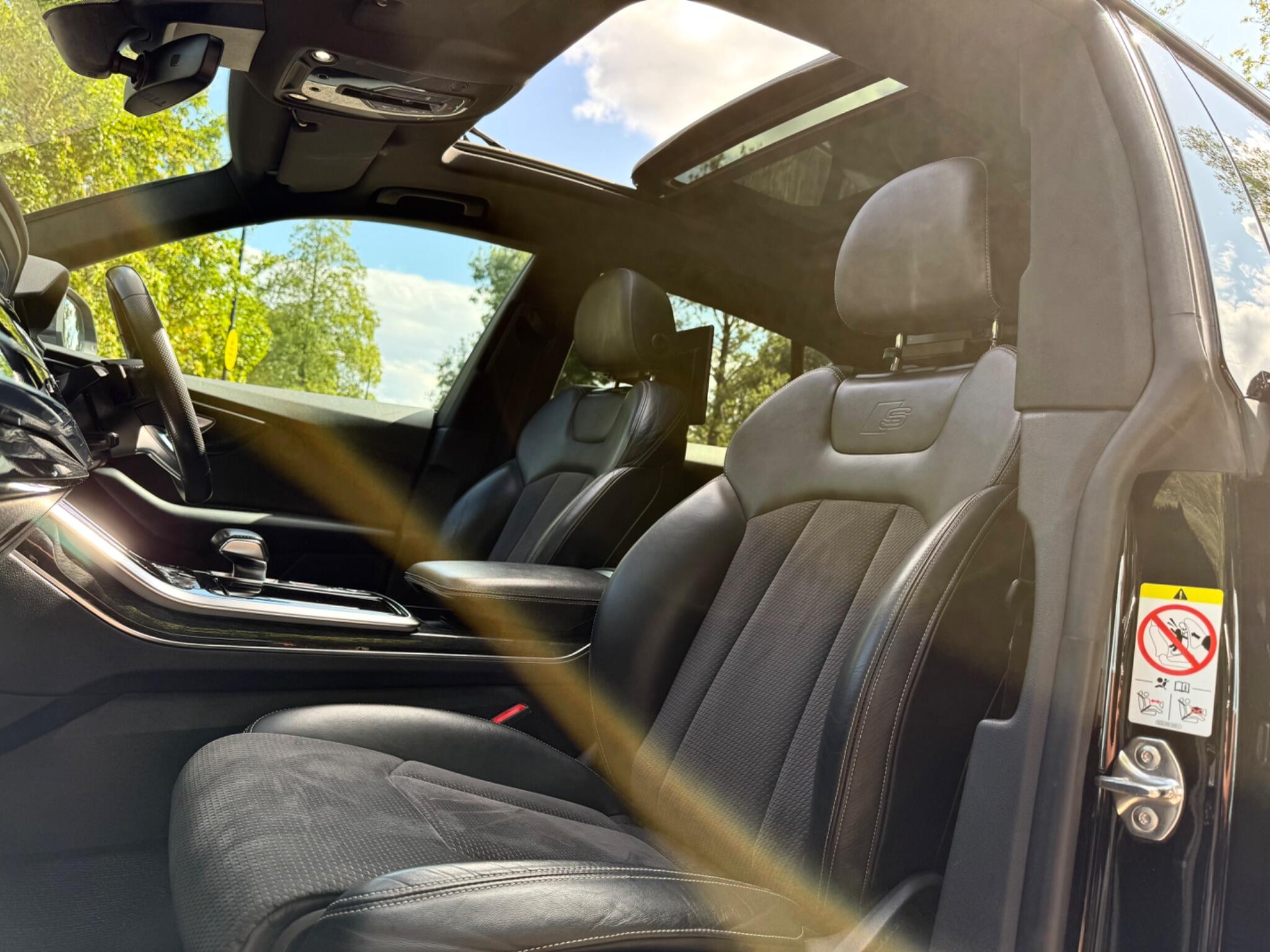 Audi Q8 view 8