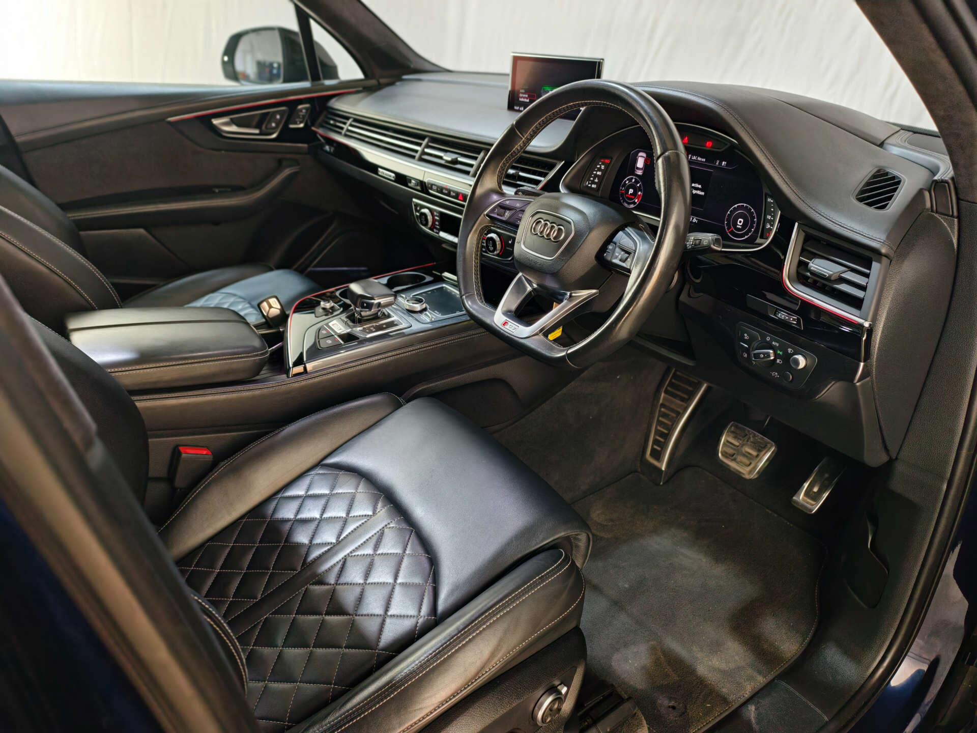 Audi SQ7 view 26