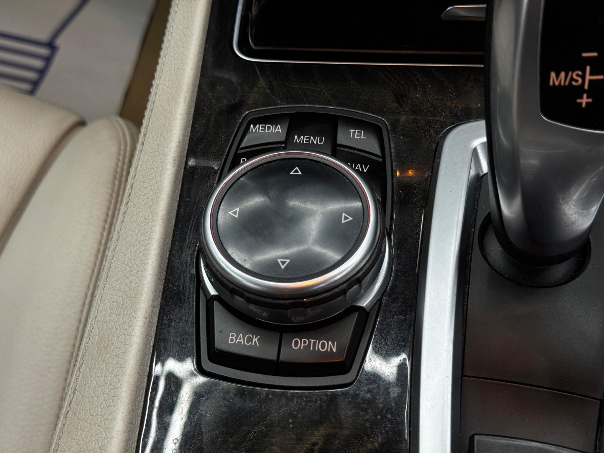 BMW 7 Series view 27