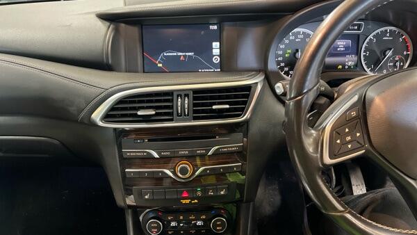 Infiniti Q30 view 11