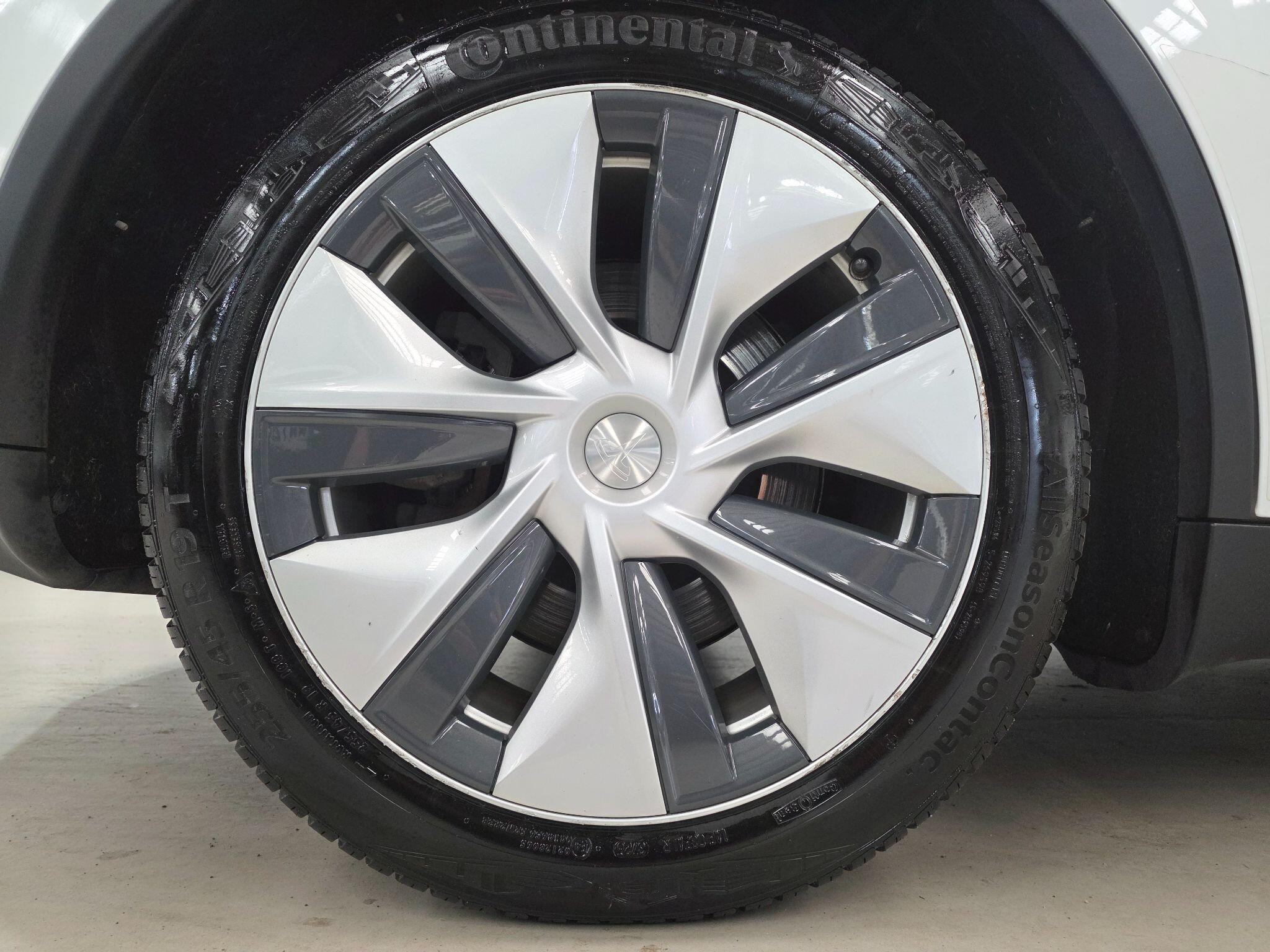 Tesla Model Y view 34
