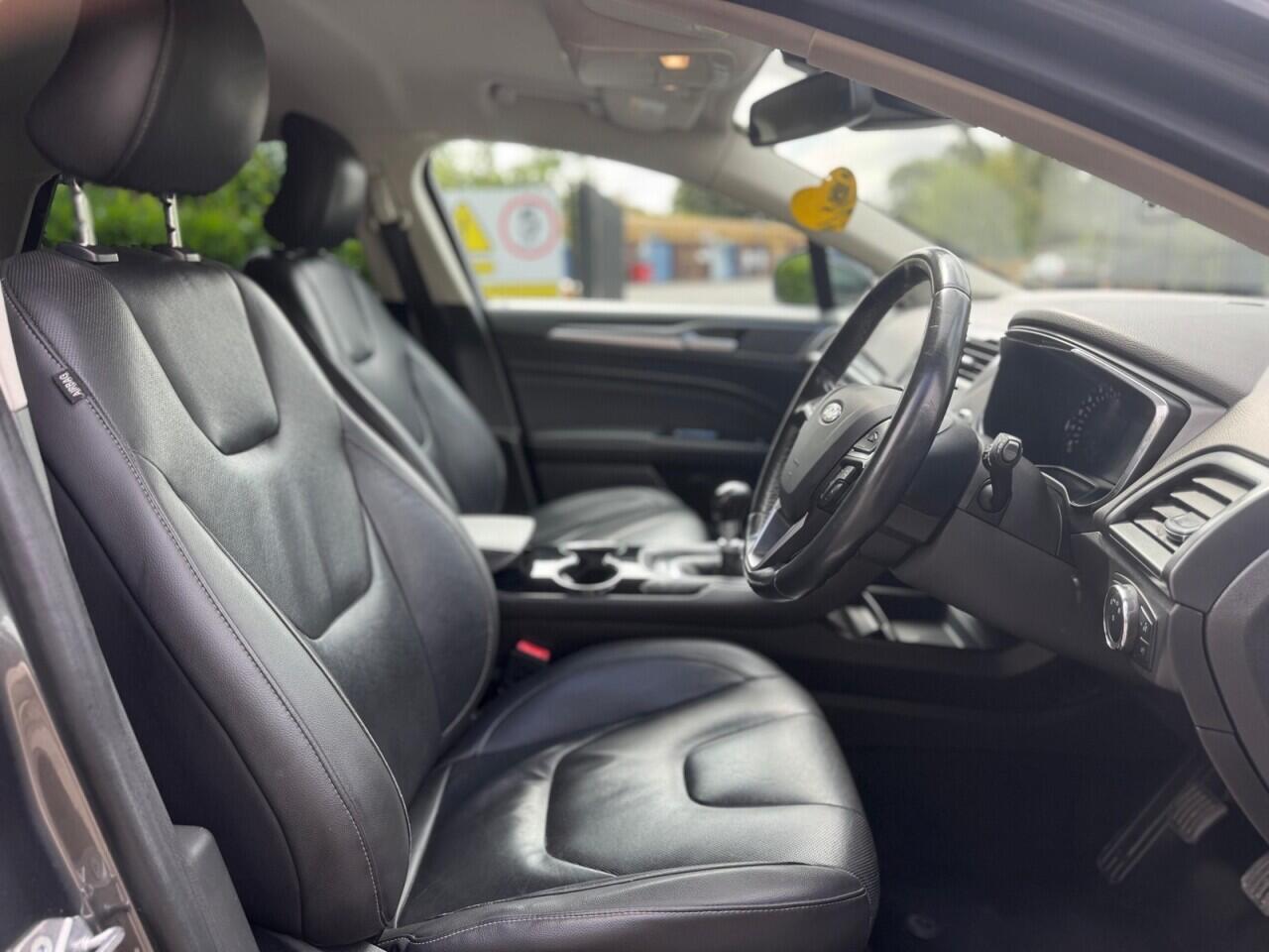 Ford Mondeo view 12