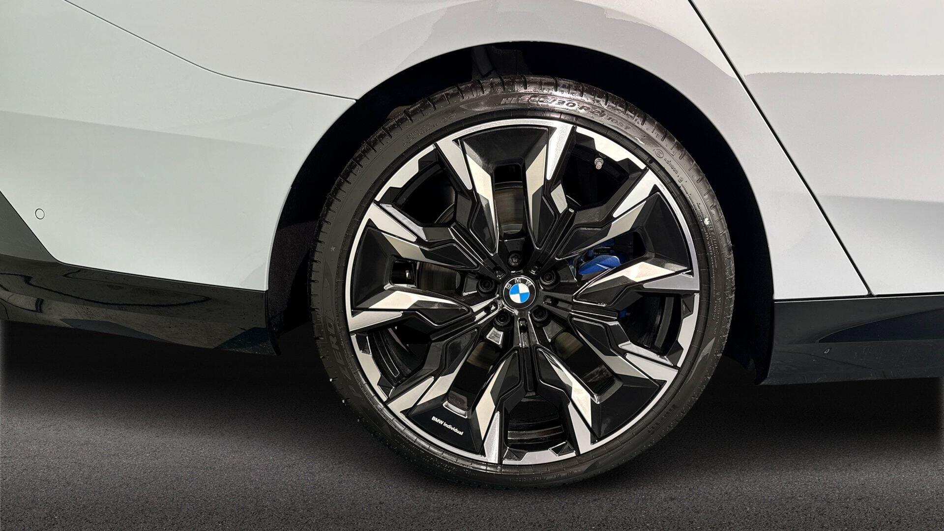 BMW 5 Series view 14