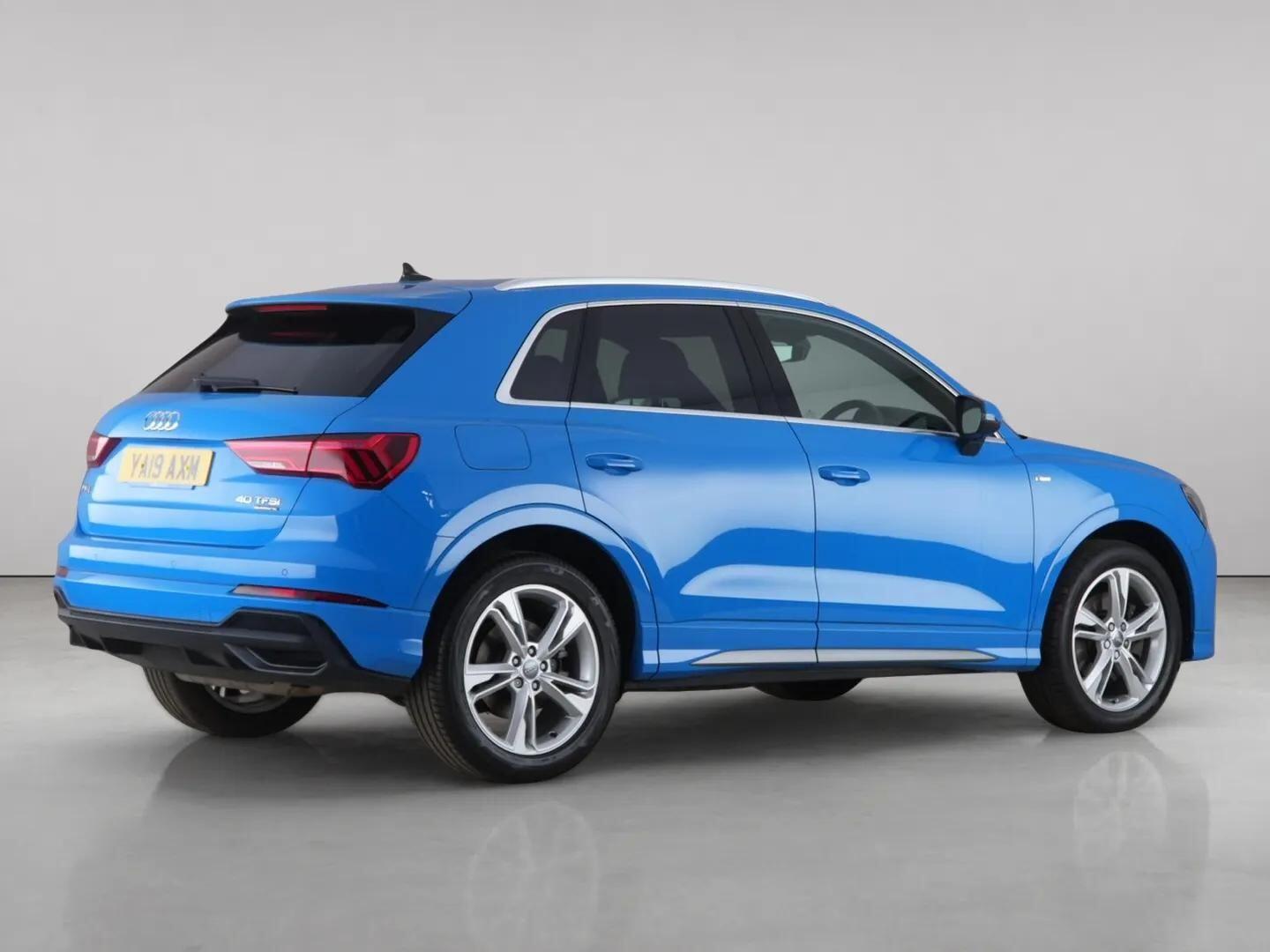 Audi Q3 view 8