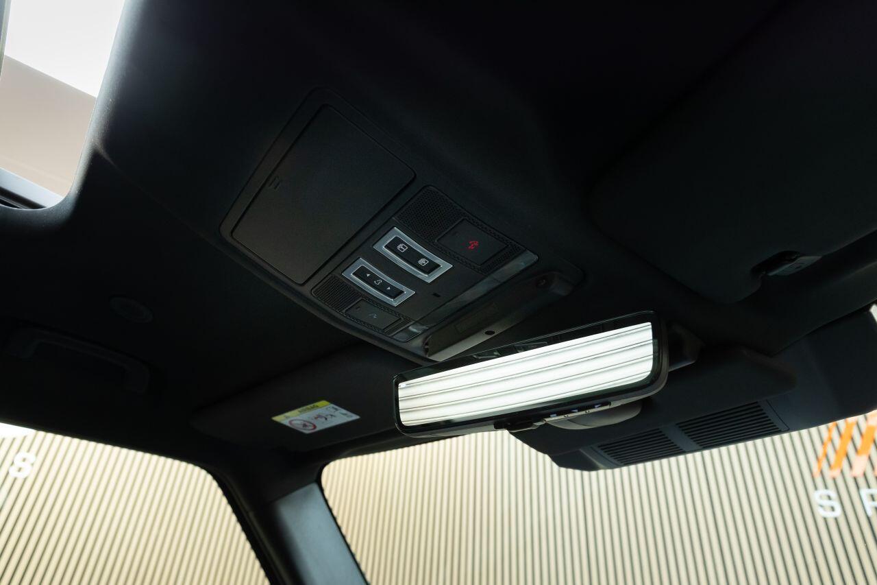Land Rover Defender 110 view 44