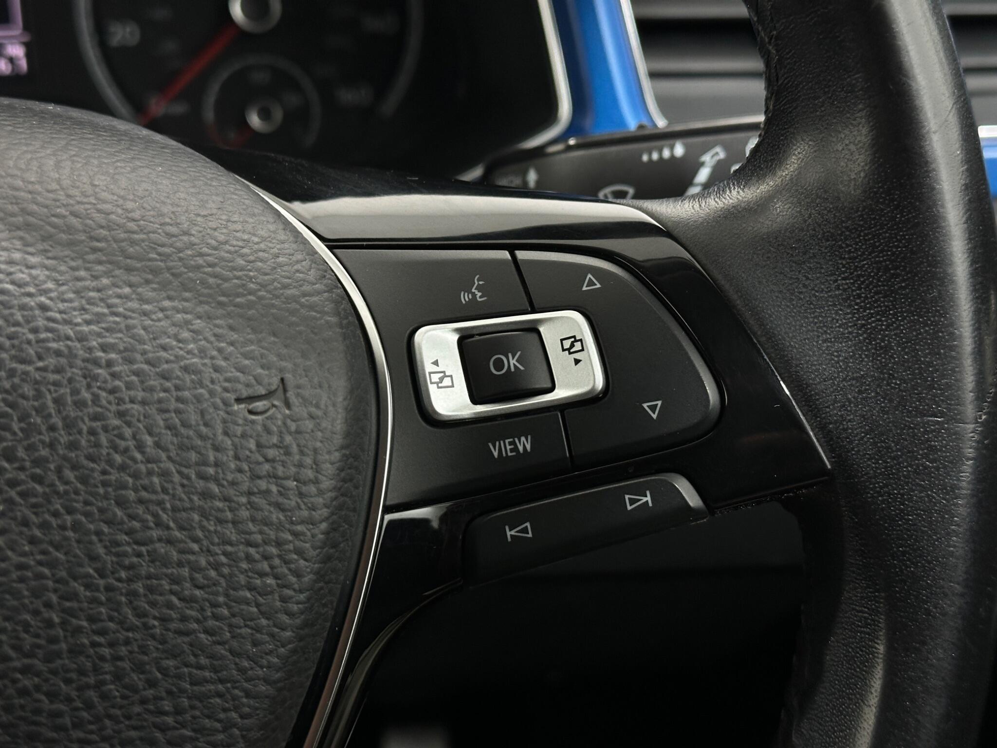Volkswagen T-Roc view 16